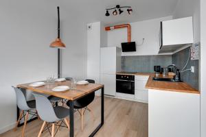 Kuchnia lub aneks kuchenny w obiekcie Apartamenty "Bastion Wałowa'' Q4Apartments
