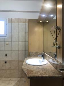 uma casa de banho com um lavatório e um chuveiro em Seaside Villa em Preveza
