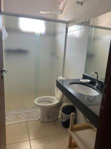 een badkamer met toilet en wastafel bij Beachouse Marissol Morada da Praia in Bertioga