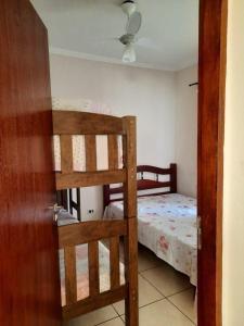 een slaapkamer met 2 stapelbedden en een bed bij Beachouse Marissol Morada da Praia in Bertioga +12 foto's