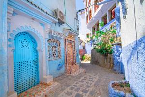 un callejón con paredes azules y una puerta azul en Amazing view and unique design in historic medina en Xauen