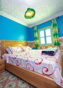1 dormitorio con 1 cama en una habitación azul en Amazing view and unique design in historic medina, en Chefchaouen