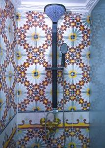 - Baño con pared de azulejos en Amazing view and unique design in historic medina, en Chefchaouen