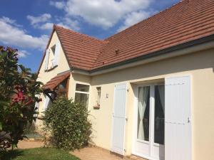 ein kleines weißes Haus mit braunem Dach in der Unterkunft Grande maison proche de Paris in Champcueil