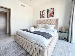 Postel nebo postele na pokoji v ubytování Trophy - Urban Serene Suite