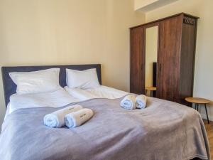 a bed with two towels on top of it at Cozy 2BD Apartment in Bansko in Bansko