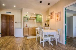 a kitchen and dining room with a table and chairs at Cozy 2BD Apartment in Bansko in Bansko