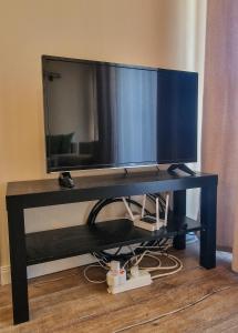 Μια τηλεόραση ή/και κέντρο ψυχαγωγίας στο Cozy 2BD Apartment in Bansko by Flat Mаnager +17 φωτογραφίες