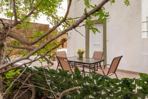 A garden outside traditional suburbs maisonette