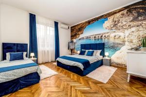 um quarto com duas camas e um mural do oceano em Apartment Kneza Milosa em Belgrado