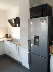 Il comprend une cuisine équipée d'un réfrigérateur et d'un four micro-ondes. dans l'établissement Appartement T2 très lumineux + PKG, à Toulouse