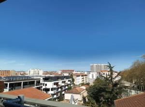 - une vue sur une ville avec de grands bâtiments dans l'établissement Appartement T2 très lumineux + PKG, à Toulouse
