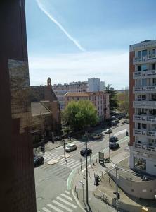 - une vue sur une rue de la ville avec des voitures sur la route dans l'établissement Appartement T2 très lumineux + PKG, à Toulouse