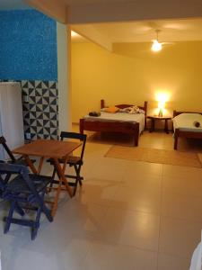 Zimmer mit einem Bett, einem Tisch und Stühlen in der Unterkunft casaOCA in Lençóis