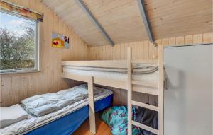 ein Schlafzimmer mit Etagenbetten in einem winzigen Haus in der Unterkunft 3 Bedroom Cozy Home In Oksbl in Oksbøl