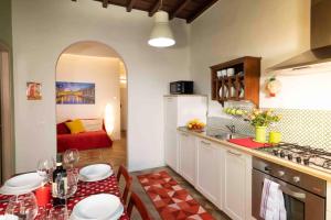 een keuken met een tafel en een keuken met een bed bij Wendy's home in Florence in Florence
