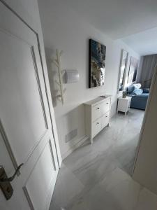 een witte kamer met een bed en een witte deur bij Apartment Malibu Sun & Relax in Adeje