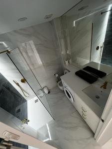 een witte badkamer met een wastafel en een spiegel bij Apartment Malibu Sun & Relax in Adeje