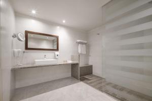 A bathroom at Sindbad Club