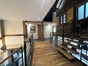 Habitación con escaleras y pared de ladrillo en Aux Portes de Vrupt, en Saint-Nabord