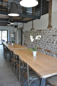Reštaurácia alebo iné gastronomické zariadenie v ubytovaní Aux Portes de Vrupt