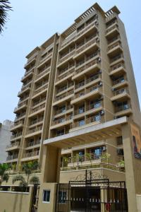 un gran edificio de apartamentos con balcones. en Covie Kharghar 200, en Navi Mumbai
