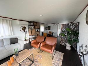 Een zitgedeelte bij Chalet Havenzicht Eernewoude