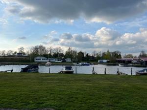 Uitzicht op een rivier vlak bij het chalet