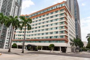 um edifício de escritórios com palmeiras em frente em Holiday Inn Hotel Port of Miami-Downtown, an IHG Hotel em Miami