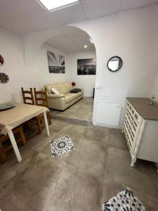 ein Wohnzimmer mit einem Sofa und einem Tisch in der Unterkunft Charming apartment in historic center Tarifa in Tarifa