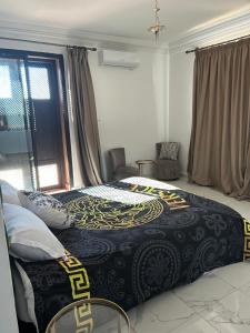 sypialnia z łóżkiem i oknem w obiekcie Villa Madina w mieście Dar Caïd Layadi