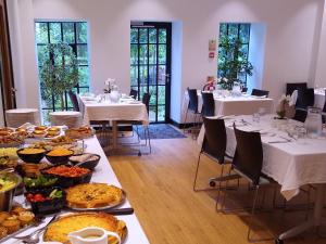 uma sala de jantar com mesas com comida em Theodore House em Clitheroe