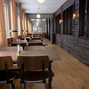 una fila de mesas y sillas en un restaurante en Pensionat Mullfjället, en Duved