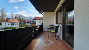 balcone con tavolo e vista su una chiesa di Ferienappartement Melanie a Füssen