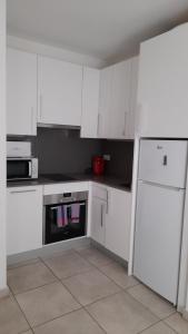 Kuchyň nebo kuchyňský kout v ubytování Sal Mar Suites
