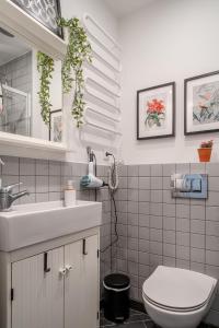 y baño con lavabo blanco y aseo. en RYNEK Stare Miasto Apartment 5 - Klima Netflix en Wroclaw