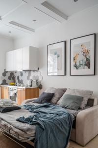 1 dormitorio con 2 camas y cocina en RYNEK Stare Miasto Apartment 5 - Klima Netflix en Wroclaw