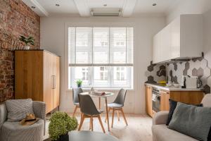 cocina y sala de estar con mesa y sillas en RYNEK Stare Miasto Apartment 5 - Klima Netflix en Wroclaw