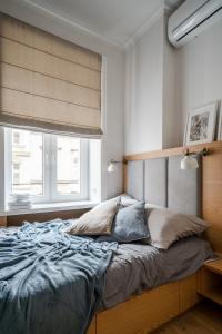 1 dormitorio con 1 cama grande y ventana en RYNEK Stare Miasto Apartment 5 - Klima Netflix en Wroclaw