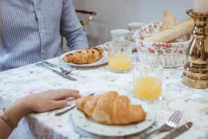 uma pessoa sentada à mesa com um prato de pão em Country house Oberfeld em Vipava