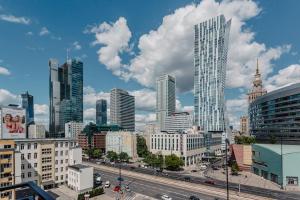 uma vista para uma cidade com uma rua e edifícios em Vorto Apartament 2 - Warszawa Centrum em Varsóvia