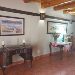 Habitación con escritorio y mesa con lámpara. en Irma's farmstay at the Nuy Valley Guesthouse, en Nuy