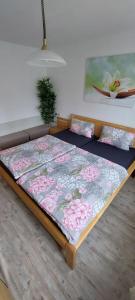 Un dormitorio con una cama con flores. en Dresden Großer Garten en Dresden