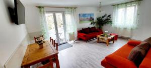 ein Wohnzimmer mit einem roten Sofa und einem Tisch in der Unterkunft Dresden Großer Garten in Dresden