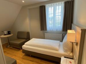 Postel nebo postele na pokoji v ubytování Hotel Garni Rössli