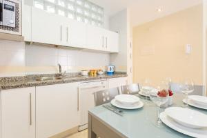 Kuchyň nebo kuchyňský kout v ubytování Apartamento Playa Cádiz by ISA Hoteles