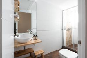 un baño con lavabo e inodoro en Livemalaga Boutique Apartments, en Málaga