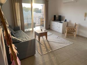 ein Wohnzimmer mit einem Sofa und einem Tisch in der Unterkunft Polis Mountain and Sea view apartment in Polis Chrysochous