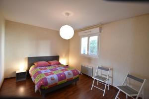 - une chambre avec un lit, deux chaises et une fenêtre dans l'établissement Cap Marina - Capbreton proche port de plaisance appartement 4 personnes, à Capbreton