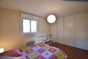 - une chambre avec un lit et une fenêtre dans l'établissement Cap Marina - Capbreton proche port de plaisance appartement 4 personnes, à Capbreton